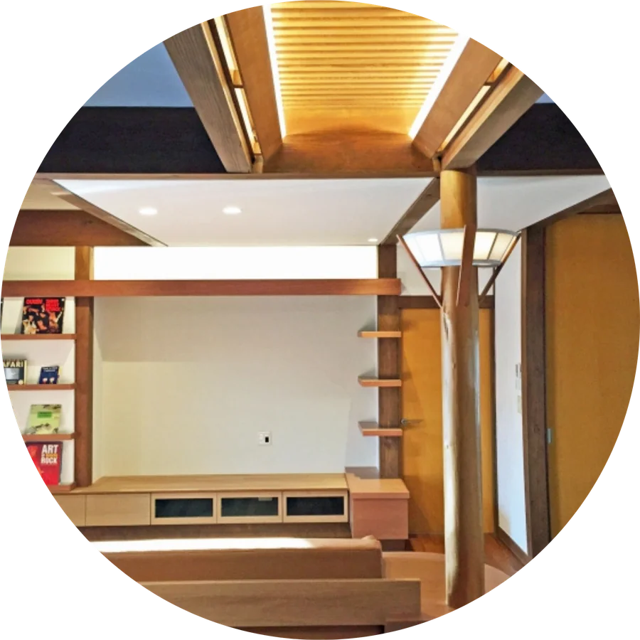 木組みの天井が見える住まいの内観