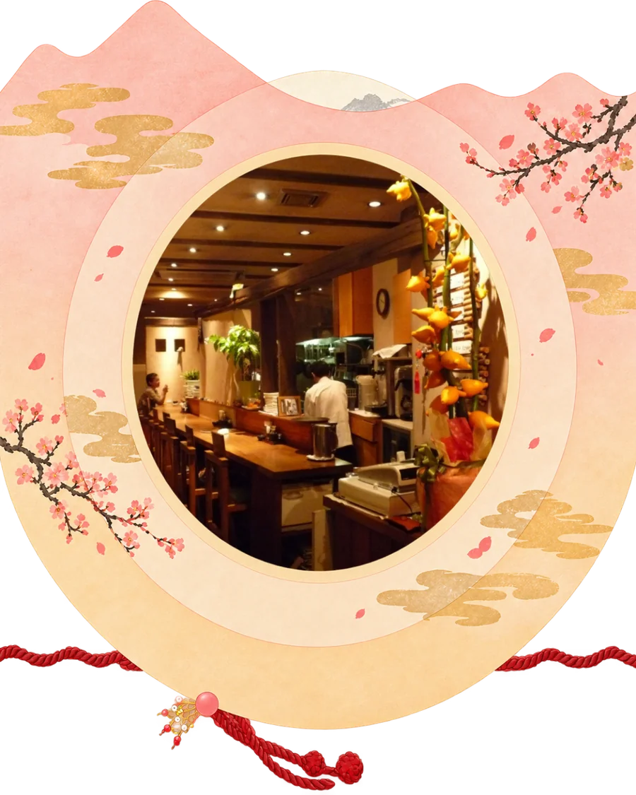 木のカウンターが伸びる飲食店の内装